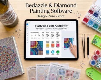 Puede incluir: Una tableta que muestra el software Pattern Craft para pintura de diamantes y pedrería, rodeada por un cuaderno cubierto de cristales, una botella, un contenedor con cuentas de colores, bandejas verdes, pinzas, un lápiz y guías impresas.