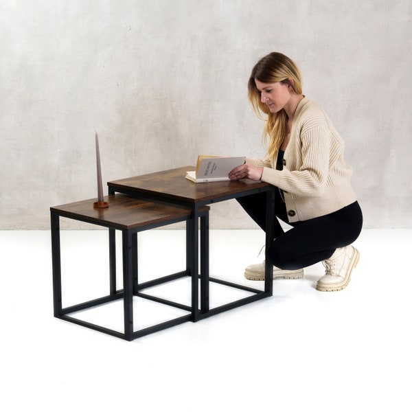 Tables basses carrées • Table en bois • Lot de 2 • Design loft et industriel • Plateau de table en bois massif sur piètement en acier noir • Déco salon
