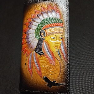 Cartera de piel con estampado indio, tallada a mano, pintada y cosida.