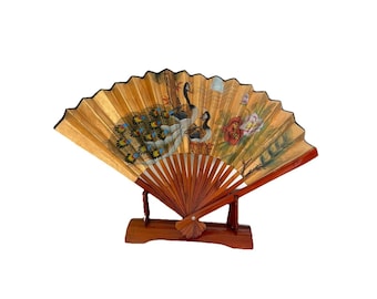 Stary, ręcznie malowany, orientalny, składany wachlarz ręczny ze stojakiem – sztuka do powieszenia na ścianie, 12" x 19"