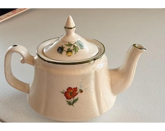 Tetera floral Price Kensington Potteries n.º 3983, fabricada en Inglaterra, estilo cottagecore.
