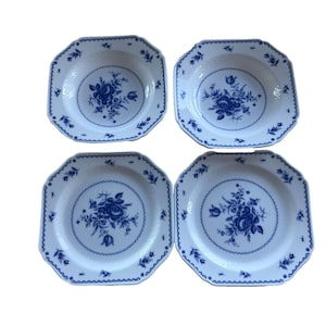 Può includere: Quattro piatti ottagonali bianchi con motivi floreali blu. Ogni piatto presenta un bouquet centrale di rose blu e altri fiori, circondato da un bordo smerlato e delicati dettagli blu. Un set di stoviglie classico ed elegante.