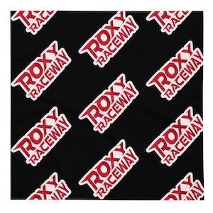 Puede incluir: Tela negra con un patrón repetido del texto rojo "ROXY RACEWAY" en un contorno blanco.