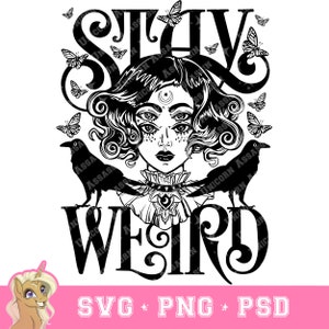 Puede incluir: Ilustración en blanco y negro de una mujer con tres ojos, que lleva un collar y un cuello grande. Está rodeada de cuervos y mariposas. El texto "Stay Weird" está escrito en una fuente decorativa.