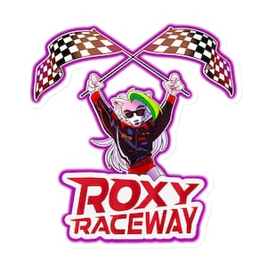 Puede incluir: Una ilustración de dibujos animados de un lobo blanco que lleva una chaqueta de cuero negra, gafas de sol y un traje de carreras rojo. El lobo sostiene dos banderas a cuadros en el aire. El texto "ROXY RACEWAY" está escrito en letras rojas con un contorno morado.