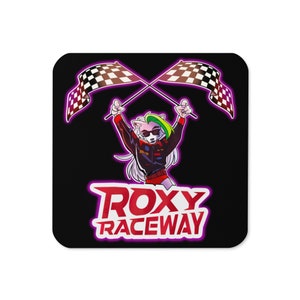 Puede incluir: Un posavasos cuadrado negro con un personaje de dibujos animados rosa y blanco sosteniendo dos banderas a cuadros. El texto "ROXY RACEWAY" está escrito en letras rojas y rosas.