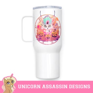 Puede incluir: Taza de viaje de acero inoxidable blanca con asa. La taza presenta una ilustración colorida de un gato de dibujos animados con una corona y un halo, rodeado de calabazas. El texto "PUZZLE" está escrito en un círculo alrededor del gato.