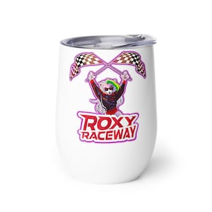 Puede incluir: Un vaso de acero inoxidable blanco con un personaje de dibujos animados rosa y blanco sosteniendo banderas a cuadros. El texto "ROXY RACEWAY" está en rojo y rosa.