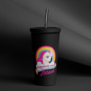 Può includere: Bicchiere riutilizzabile nero con un arcobaleno, un pony bianco e il testo "My Little Panic Attack".