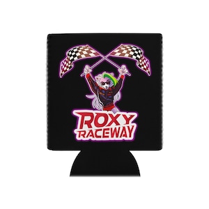 Puede incluir: Enfriador de latas negro con un personaje de dibujos animados rosa y verde sosteniendo banderas a cuadros. El texto "ROXY RACEWAY" está en rosa y rojo.