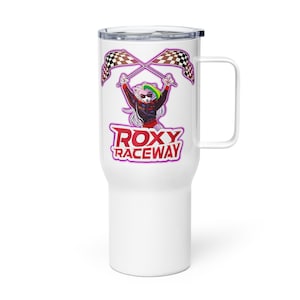 Puede incluir: Taza de viaje de acero inoxidable blanca con un personaje de dibujos animados rosa, blanco y verde sosteniendo banderas a cuadros. El texto "ROXY RACEWAY" está impreso en rojo y rosa.