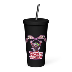 Puede incluir: Vaso reutilizable negro con un personaje de dibujos animados rosa y verde sosteniendo banderas a cuadros. El texto "ROXY RACEWAY" está impreso en rojo y blanco.