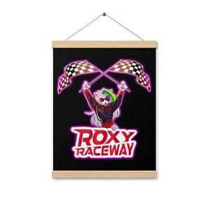 Puede incluir: Una bandera a cuadros blanco y negro con un personaje peludo rosa y verde sosteniendo la bandera en el aire. El texto "ROXY RACEWAY" está en letras rojas y blancas con un contorno rosa.
