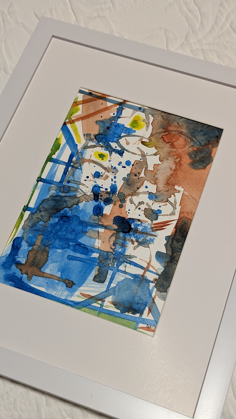 Puede incluir: Pintura abstracta de acuarela en tonos de azul, marr&oacute;n y amarillo. La pintura presenta una variedad de formas y l&iacute;neas, creando una composici&oacute;n din&aacute;mica y en&eacute;rgica.