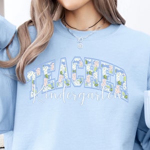 Aangepast leraarsshirt, overhemden klasniveau, overhemd kleuterjuf, gepersonaliseerd leraarsshirt, lerarenshirt bloemen, terug naar school-shirt