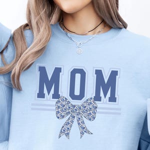 Mom Blue Collegiate, Toile Bow, Chinoiserie Shirt, Mother&#39;s Day Gift, Floral Bow Design, Blue Ribbon Bow, Gift for Mom, Motherhood Apparel