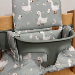 Dwuczęściowy zestaw wodoodpornych poduszek Stokke Tripp Trapp Baby Set gąski szałwiowe