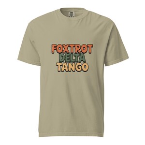 Camiseta unisex de algodón grueso Foxtrot Delta Tango con colores cómodos