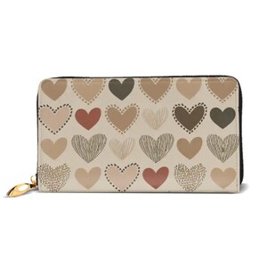 Cartera de mano de cuero vegano con cremallera en marrón tostado y estampado de corazones