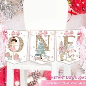 Op de afbeelding: Een banner met het woord "ONE" in goudglitter letters, versierd met een ballerina, kerstboom en notenkraker. De banner heeft roze strikken en is versierd met sterren en cadeaus. De tekst "INSTANT DOWNLOAD" is zichtbaar.