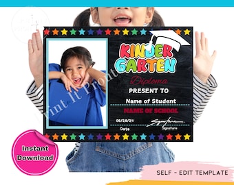 Peut inclure: Un certificat de fin d'études de maternelle avec une photo d'un enfant en toge bleue. Le certificat porte l'inscription colorée "Kindergarten Diploma" et des espaces pour le nom de l'élève et de l'école. Le certificat est tenu par une personne.