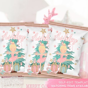 Puede incluir: Tres bolsas de patatas fritas blancas con un borde rayado rosa y dorado. Cada bolsa presenta un árbol de Navidad con una bailarina con un tutú rosa, regalos, bastones de caramelo y estrellas doradas. El texto "Ashley 3" está impreso en cada bolsa.