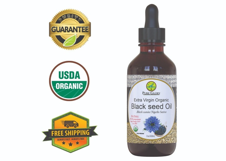 Puede incluir: Una botella de 60 ml de Aceite de Semilla Negra Org&aacute;nico Extra Virgen Pure Glory. La botella es de vidrio marr&oacute;n con un gotero negro. La etiqueta es blanca con texto negro y un logotipo verde. El texto en la etiqueta dice "Aceite de Semilla Negra Org&aacute;nico Extra Virgen" y "Comino negro/Nigella Sativa". La botella est&aacute; sobre un fondo blanco.
