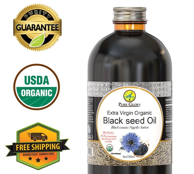 Puede incluir: Una botella de vidrio oscuro de Aceite de Semilla Negra Org&aacute;nico Extra Virgen Pure Glory, con una etiqueta negra y detalles dorados. La etiqueta dice "Comino negro/Nigella Sativa" y "8oz/240mL".