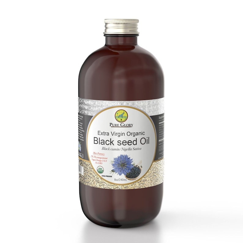 Puede incluir: Una botella de vidrio marr&oacute;n de aceite de semilla negra org&aacute;nico extra virgen Pure Glory. La etiqueta es dorada y negra con el texto "Black seed Oil" y "Black cumin/Nigella Sativa". La botella es de 8 oz/240 ml.