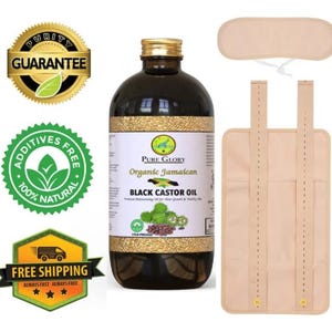 Peut inclure: Une bouteille d'huile de ricin noire jamaïcaine biologique Pure Glory, un produit naturel pour les cheveux et la peau. La bouteille est dorée et noire avec un motif de feuille verte. Le produit est 100% naturel et sans additifs. La bouteille est à côté d'un masque pour les yeux marron et d'une pochette marron avec des bretelles.