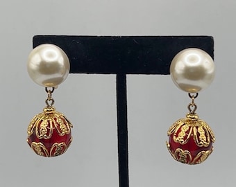 Pendientes colgantes Napier de perlas sintéticas y bolas de acrílico rojo - Circa 1980 - Cierre de clip/tornillo