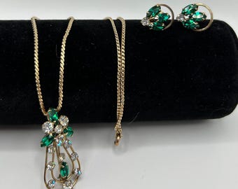 Collar/colgante JO-ANN de la década de 1940 con pendientes a juego con cierre de rosca, marcado 1/20, chapado en oro de 12 quilates, cristales de esmeralda y diamantes de imitación.