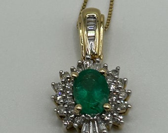 Colgante de esmeralda con doble halo de diamantes engastado en oro de 14 quilates - Cadena de eslabones tipo caja de oro de 14 quilates, 45,7 cm (18 pulgadas) - Sello del diseñador Alwand Vahan