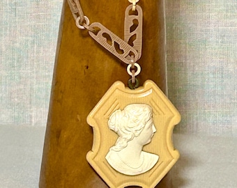 Collar con colgante de camafeo de celuloide de la década de 1920: Cadena de largo ópera