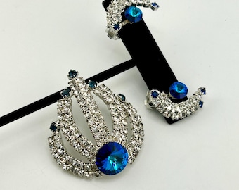 Conjunto de broche y pendientes Pegasus Corocraft en caja original - Rivoli azul pavo real, diamantes y zafiros - Década de 1940