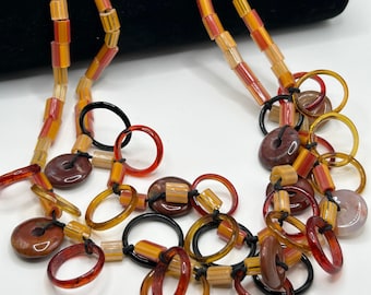 Impresionante collar de los años 70: discos de piedra, anillos de vidrio y cuentas tubulares.