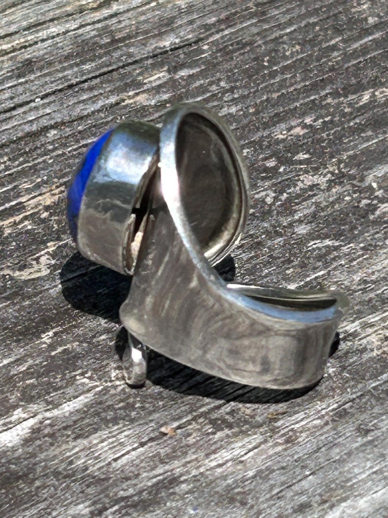 Vintage 1970s Lapis Lazuli Sterling Silver Ring - Handcrafted Boho Statement Ring - Shimmering Pyrite Southwestern Style - Size 8.5 image 8