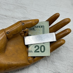 Clip para billetes de plata esterlina estampada, estilo minimalista clásico de mediados de siglo, listo para grabar, fabricante: Thomae Co., Attleboro, MA, circa 1950.