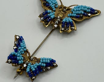 Alfiler de corbata de doble mariposa de Miriam Haskell - Cuentas de vidrio color lapislázuli y turquesa con diamantes de imitación de cristal engastados - Circa 1950