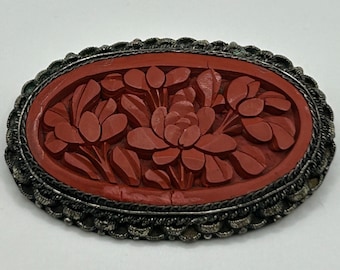 Broche chino de cinabrio tallado de forma ovalada de la década de 1930 - Diseño floral con peonía