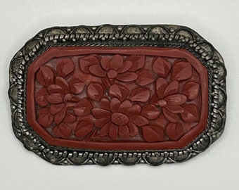 Elegante broche de cinabrio tallado de la década de 1930 - Marcado como China