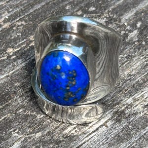 Vintage 1970s Lapis Lazuli Sterling Silver Ring - Handcrafted Boho Statement Ring - Shimmering Pyrite Southwestern Style - Size 8.5 image 6
