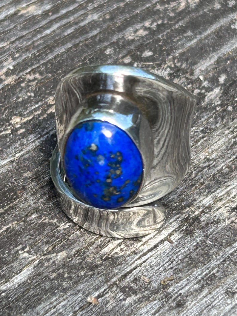 Vintage 1970s Lapis Lazuli Sterling Silver Ring - Handcrafted Boho Statement Ring - Shimmering Pyrite Southwestern Style - Size 8.5 image 6