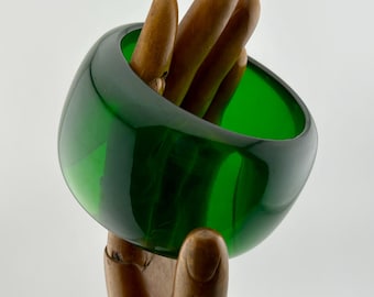 Brazalete vintage de cristal de manzana verde intenso - Baquelita gruesa/Catalina - Pulsera de esmeralda translúcida en tono joya - Circa 1930