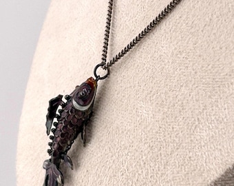 Colgante articulado de pez koi - Cloisonné plateado y morado con detalles blancos y rojos - Cadena de plata de ley - Circa 1930