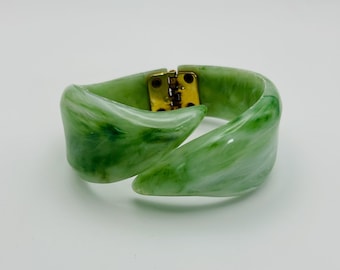 Pulsera rígida de lucita verde jaspeada de los años 50 - Tema de hojas, fiesta de té en el jardín, hadas - Estilo vintage de mediados de siglo