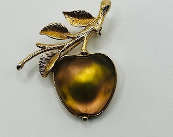 Clásico broche de manzana de cristal dorado esmerilado de Sarah Coventry, con rama dorada y hojas detalladas. Circa 1960.