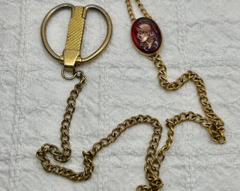 Cadena para chaleco de hombre de los años 40, llavero/portallaves de latón - Llavero gladiador con grabado falso en termoplástico/resina rojo real - Sin firmar SWANK