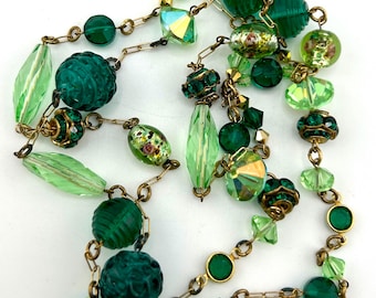 Collar checo de cuentas de vidrio verde esmeralda y peridoto de mediados de siglo - Engarzado a mano en cadena de latón - Estilo art déco - Aproximadamente de finales de la década de 1950