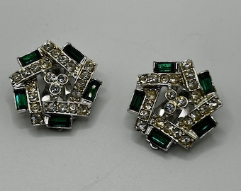 Pendientes de clip Sarah Coventry 'Emerald Ice' con baguettes de cristal y diamantes de imitación - Montura en tono plateado - Circa 1960